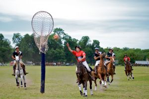 Throwing-in-for-the-goal.jpg